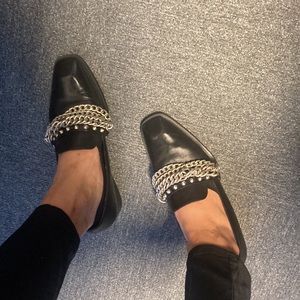 Size 40 women’s 9 genuine leather black Zara chain loafers